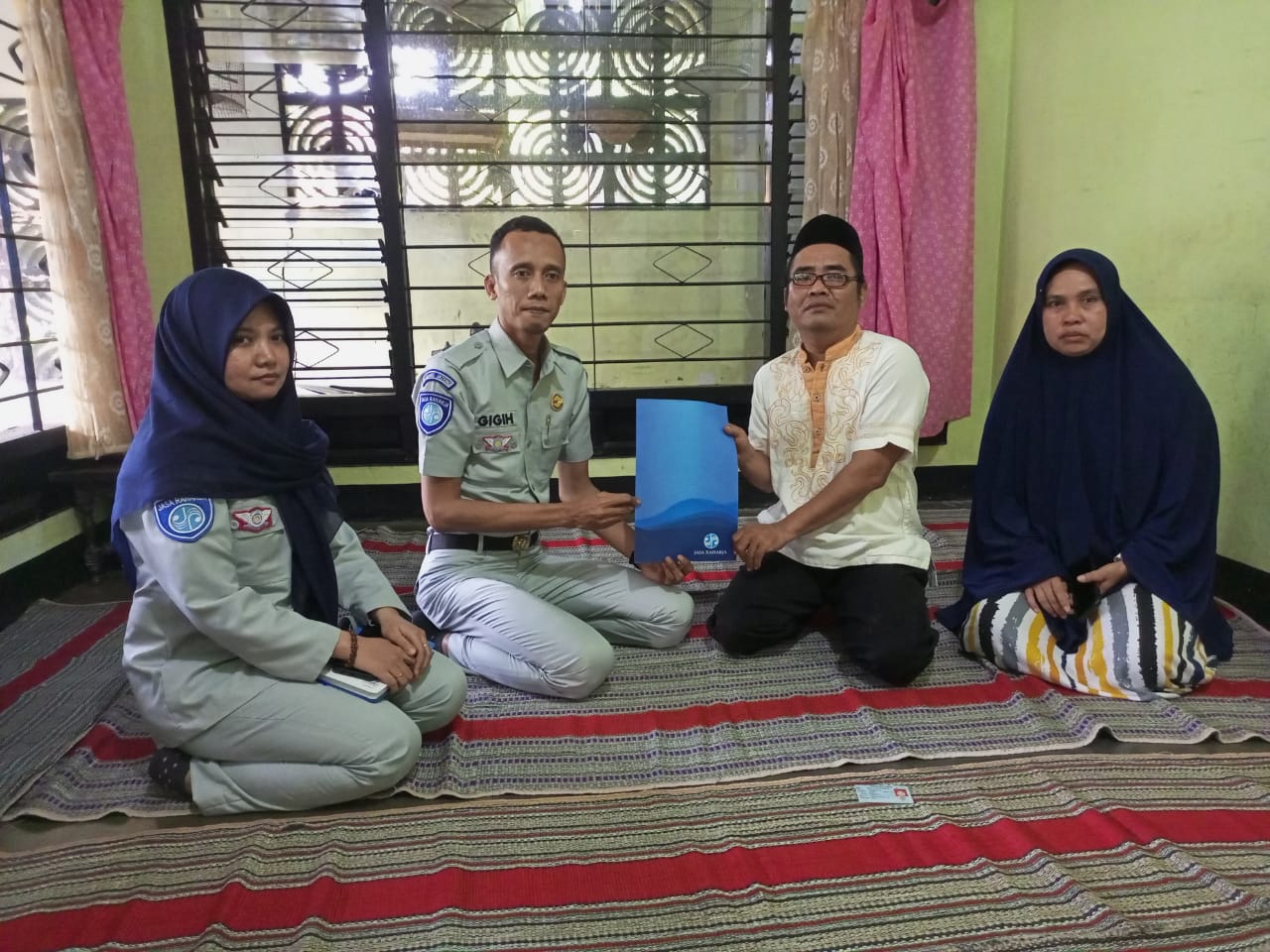 DUKA: Ahli waris kecelakaan maut di Jembatan Kemit menerima santunan dari Jasa Raharja Kamis (10/9/2023). (M. Hafied/Radar Kebumen)