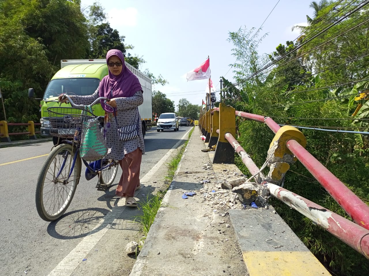 BENGKOK: Warga melintas di lokasi kecelakaan di Jembatan Kemit, Kecamatan Karanganyar, Kebumen, Rabu pagi (9/8). (M. Hafied/Radar Kebumen)
