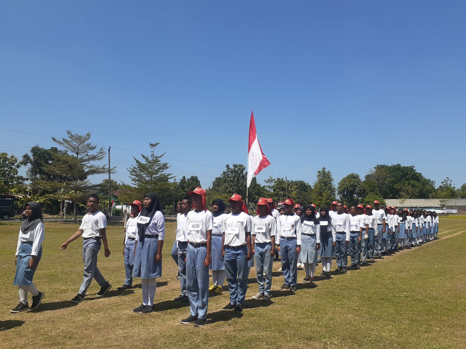 SEMANGAT: Anggota pasukan Paskibraka Kapanewon Sewon, Kabupaten Bantul, melakukan latihan di Lapangan Semail, Bangunharjo, Sewon, Bantul, Rabu (9/8). (RIZKY WAHYU/RADAR JOGJA)