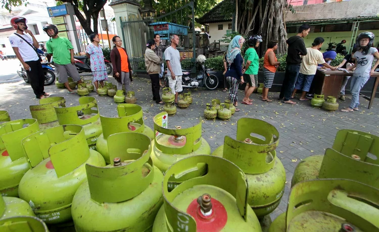 KETAT: Gas elpiji tiga kilogram. (Guntur Aga Tirtana/Radar Jogja)