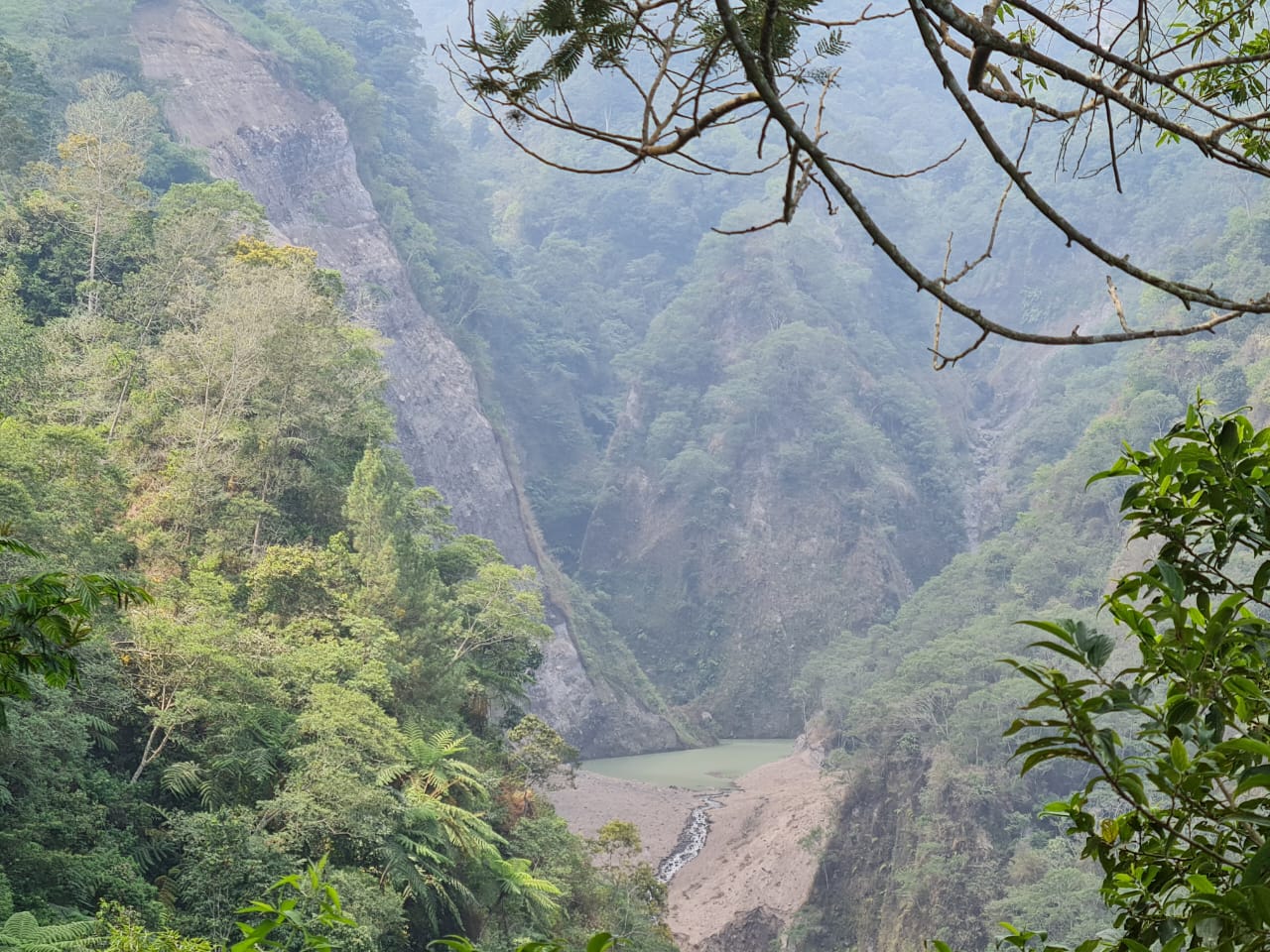 LONGSOR: Kondisi longsor tebing di aliran Sungai Senowo yang berada di Dusun Trono, Krinjing. Hingga menyebabkan pipa saluran air bersih tertutup. (Naila Nihayah/Radar Jogja)