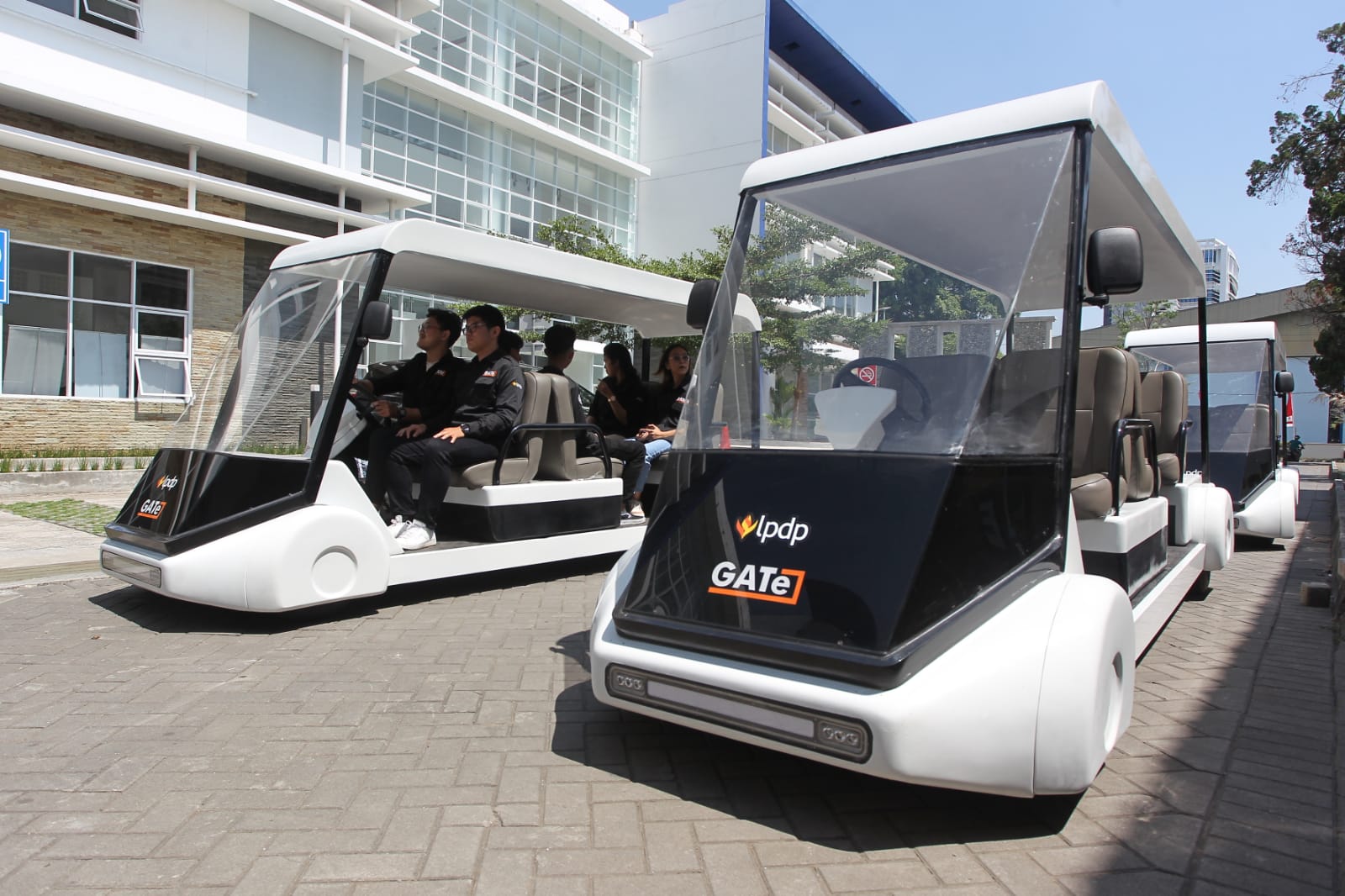 RAMAH LINGKUNGAN: Kendaraan listrik Gadjahmada Airport Transporter Electric (GATe) yang digagas Universitas Gadjah Mada (UGM) Kamis (10/8). (Guntur Aga Tirtana/Radar Jogja)