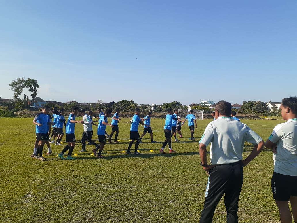 TARGET: Pelatih PSIM Jogjakarta Kas Hartadi memantau pemain yang sedang berlatih di Lapangan Kenari Jogja Kamis (10/8/2023). (Rizky Wahyu/Radar Jogja)