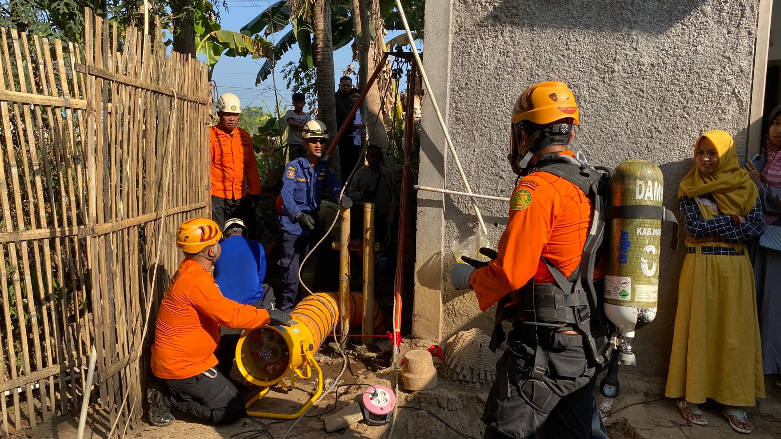EVAKUASI: Tim Operasi SAR gabungan dengan cepat mengeluarkan Mustofa dan Romli, warga Jetis RT 01/RW 02 yang terjebak di dalam sumur, Kamis sore (10/8). (Basarnas Unit Borobudur)