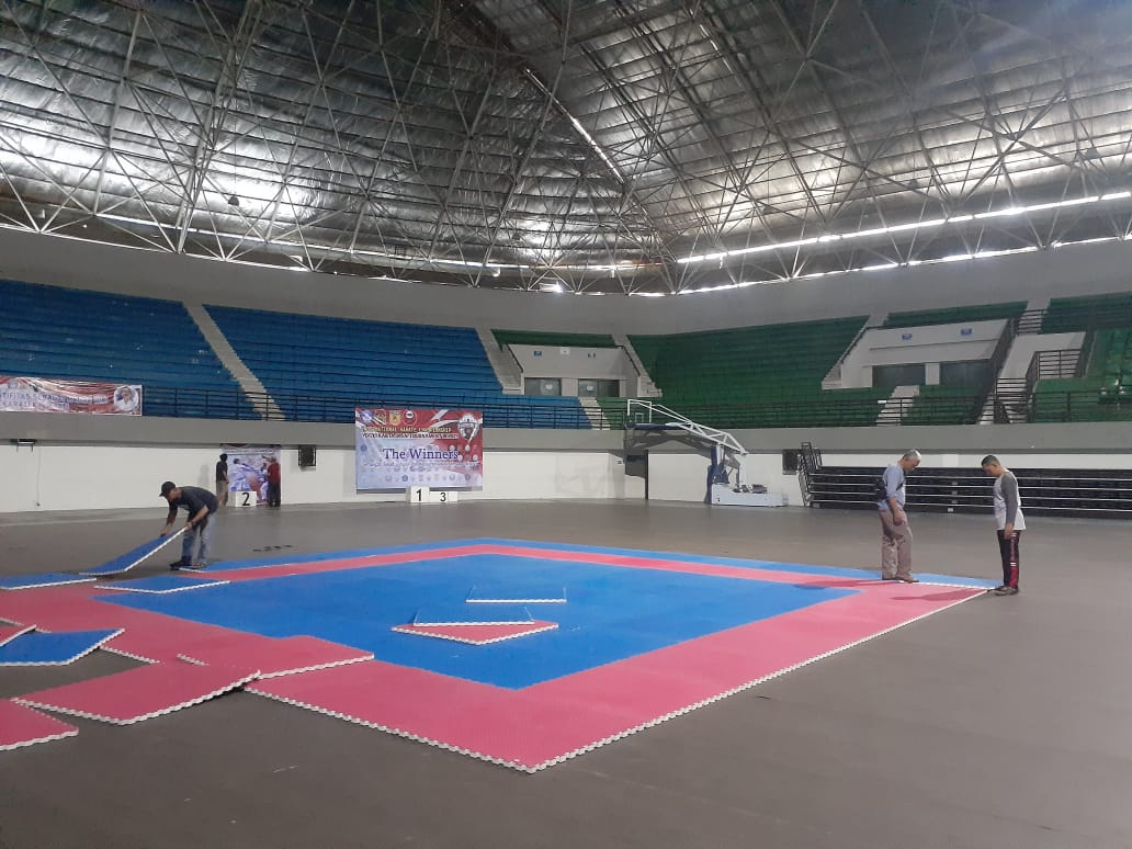 SIAP: Panitia menyiapkan venue International Karate Championship, Yogyakarta Open Tournament III 2023, di GOR Amongrogo Kamis (10/8). (Rizky Wahyu/Radar Jogja)