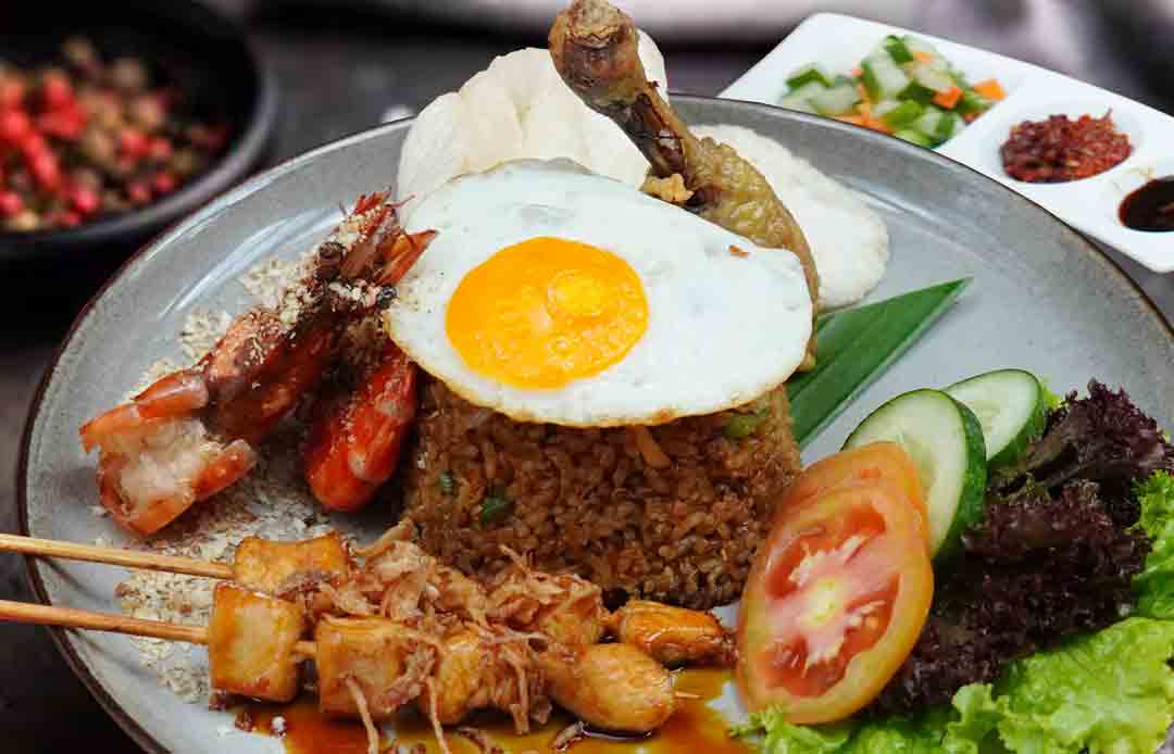 NASI GORENG: Tim dapur Swiss-belboutique Jogjakarta juga telah menyiapkan koleksi makanan hasil kreasi tradisi lokal yakni Soto Ayam, Iga Asam Pedas, dan Nasi Goreng Nusantara. (SWISS-BELBOUTIQUE)