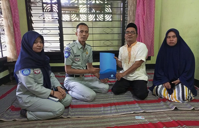 SANTUNAN : Petugas Jasa Raharja menyambangi keluarga korban kecelakaan maut Jembatan Kemit yang menewaskan seorang guru SD.