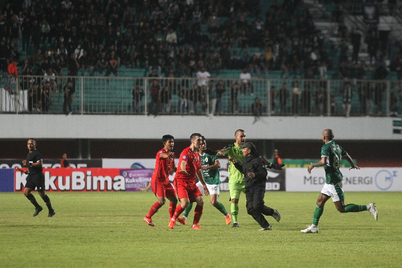 INVASI: Penonton masuk lapangan saat laga PSS Sleman melawan Persija di Maguwoharjo International Stadium (MagIS) Jumat (4/8).