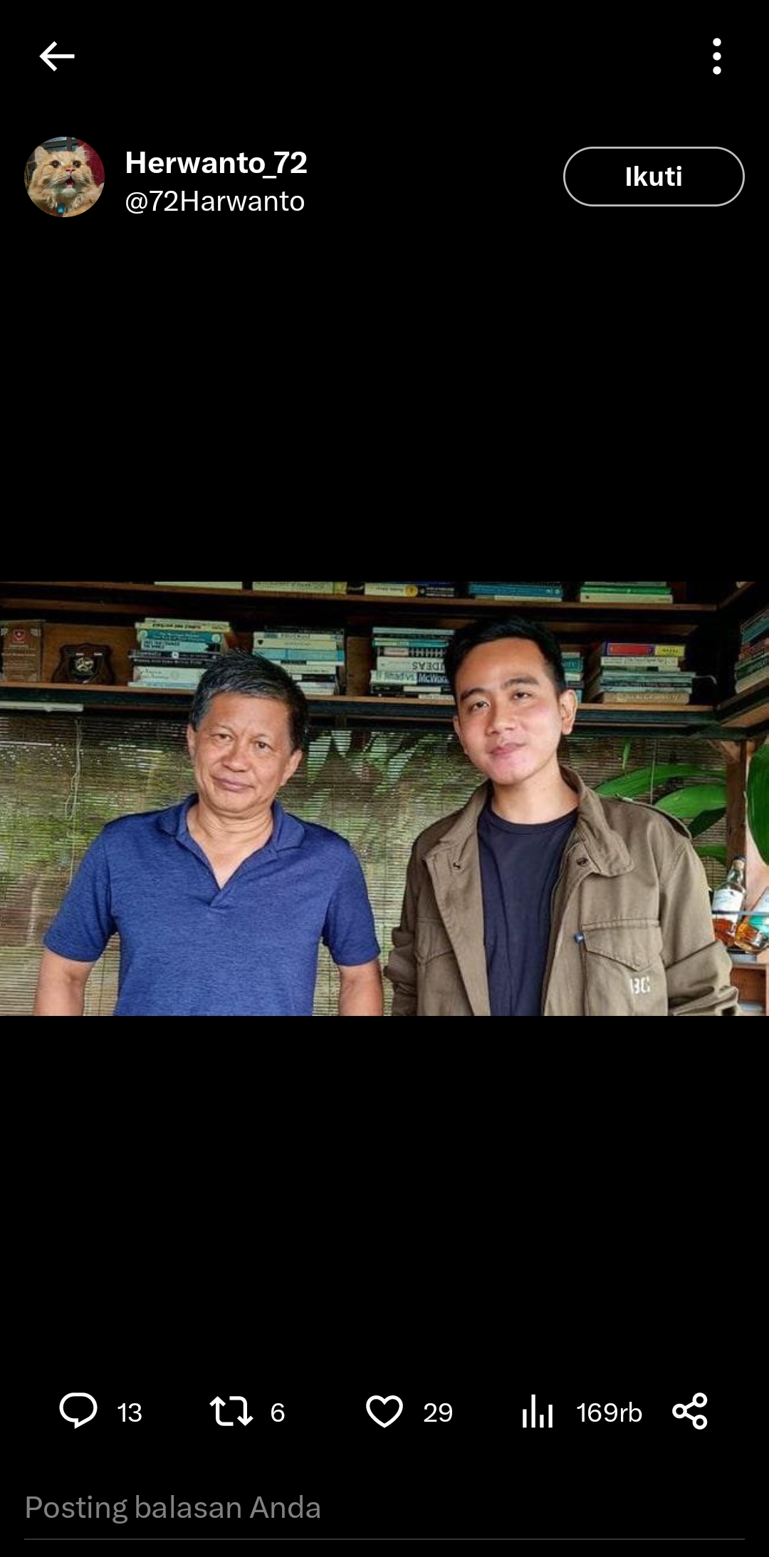 Rocky Gerung dan Gibran Rakabuming Raka foto bareng. (Tangkapan layar twitter