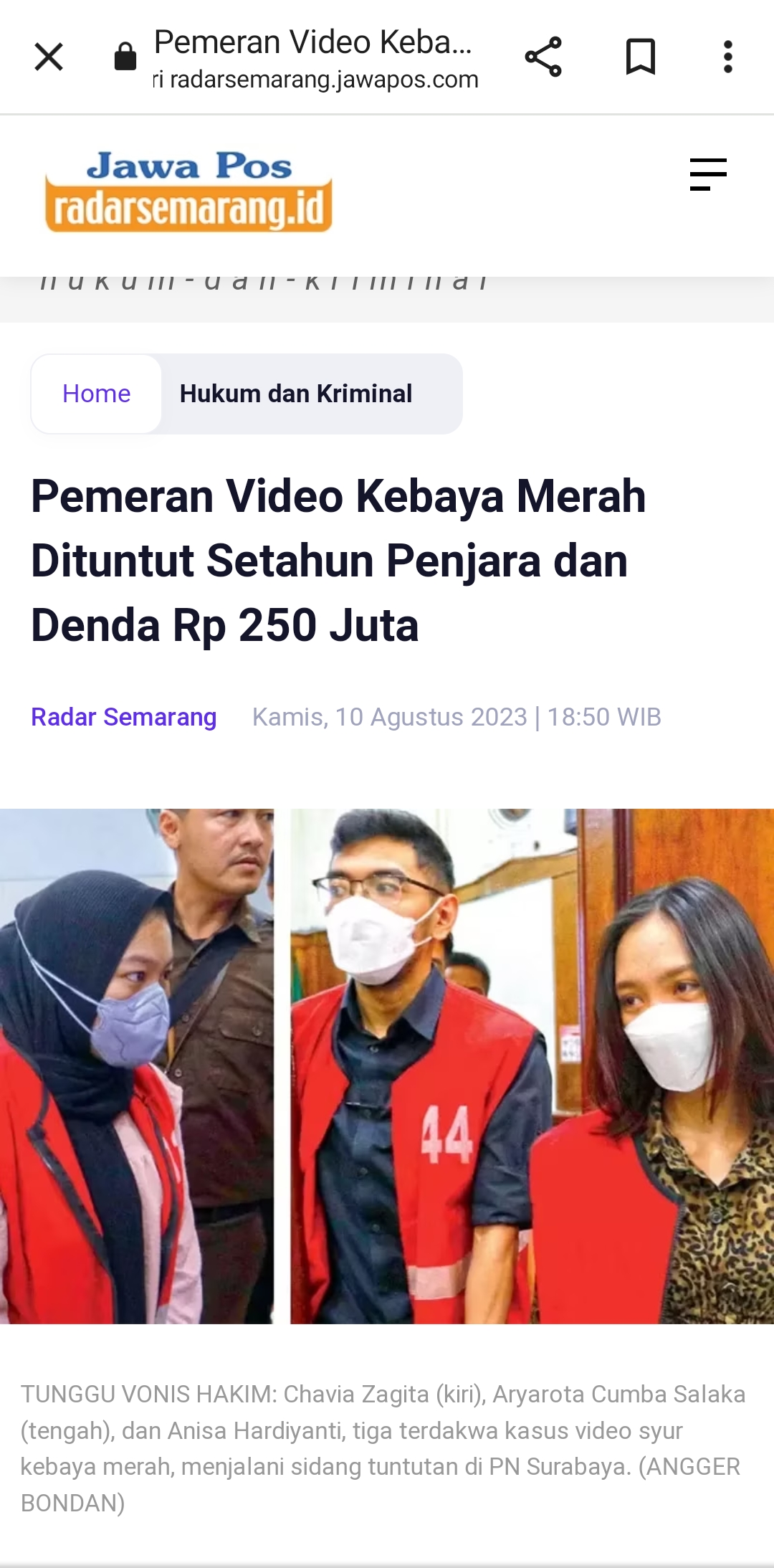 TUNGGU VONIS HAKIM: Chavia Zagita (kiri), Aryarota Cumba Salaka (tengah), dan Anisa Hardiyanti, tiga terdakwa kasus video syur kebaya merah, menjalani sidang tuntutan di PN Surabaya. (ANGGER BONDAN)