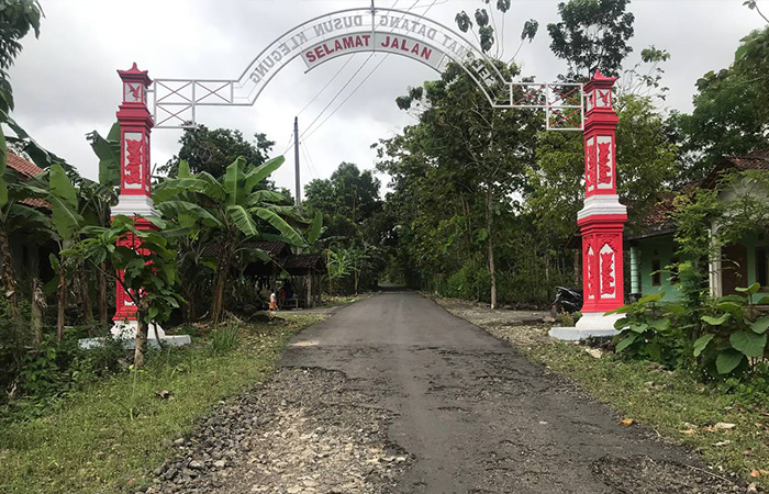 AKAN DIPERBAIKI - Kondisi jalan Padukuhan Klegung, Kalurahan Kedungpoh, Kalurahan Nglipar nampak rusak parah dan kerap memicu kecelakaan lalu lintas.