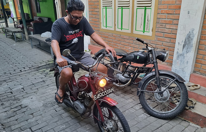 AWALNYA PENASARAN: Totok dengan dua motor DKW koleksinya, masing-masing keluaran tahun 1955 dan 1956.