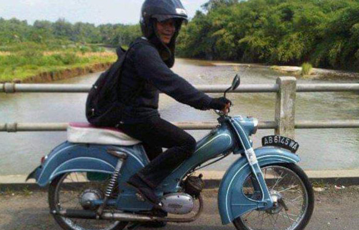 KLASIK: Johartoyo, 40, kolektor motor klasik asal Purworejo kepincut dengan motor DKW.M.