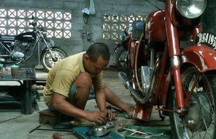 AHLI: Montir motor klasik Yanto saat memperbaiki sepeda motor klasik di rumahnya, Padukuhan Bogor II, Kalurahan Bogor, Kapanewon Playen, Gunungkidul.