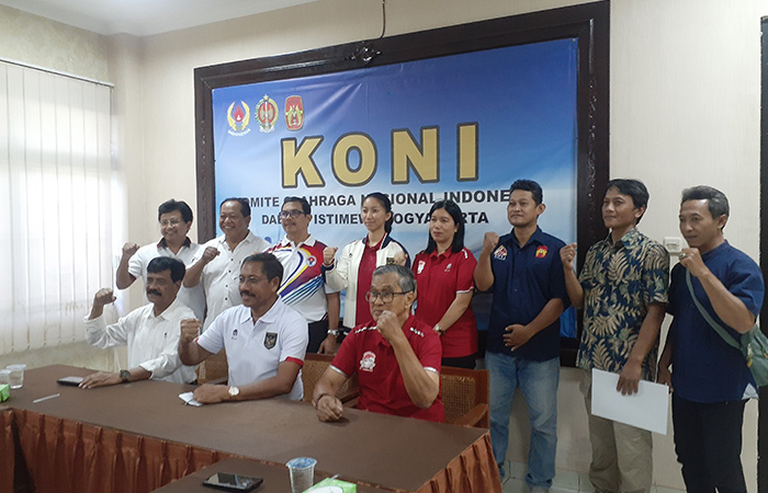 PERHATIAN: Ketua Umum KONI DIJ saat memberikan apresiasi kepada atlet, pembinan, dan orang tua atlet di Kantor KONI DIJ, Jumat (11/8/23).