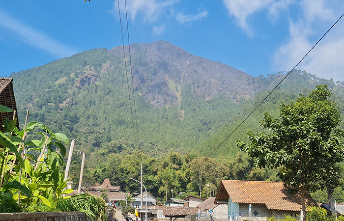 BEKAS TERBAKAR: Dua petak Gunung Andong yang terbakar, sudah padam. Dari bawah, tampak bekas kebakaran, Jumat (11/8). Bukan kali pertama Gunung Andong terbakar.