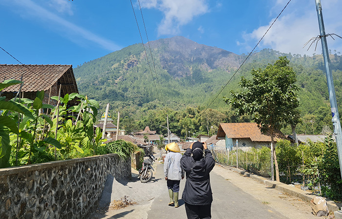 Pascakebakaran yang terjadi di Gunung Andong, Kabupaten Magelang, jalur pendakian ditutup sementara selama tiga hari,
