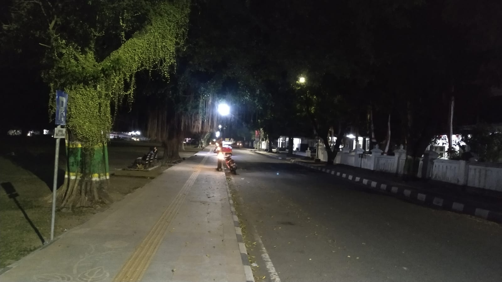 KURANG TERANG: Suasana sekitar kawasan perkantoran Pemkab Sleman. (Iwan Nurwanto/Radar Jogja)