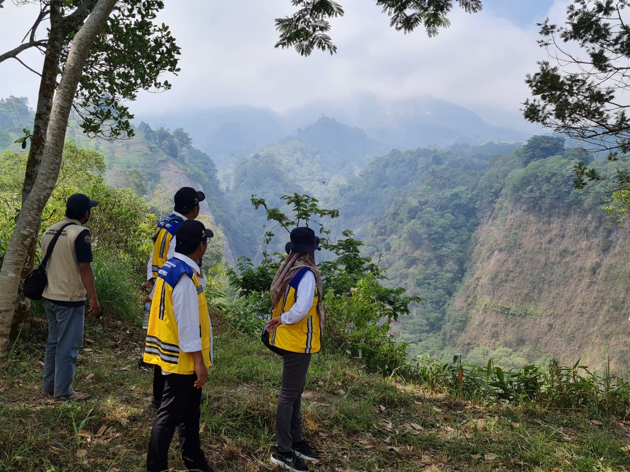 IDENTIFIKASI: Kondisi longsor tebing di aliran Sungai Senowo yang berada di Dusun Trono, Krinjing. Hingga menyebabkan pipa saluran air bersih tertutup. (Naila Nihayah/Radar Jogja)