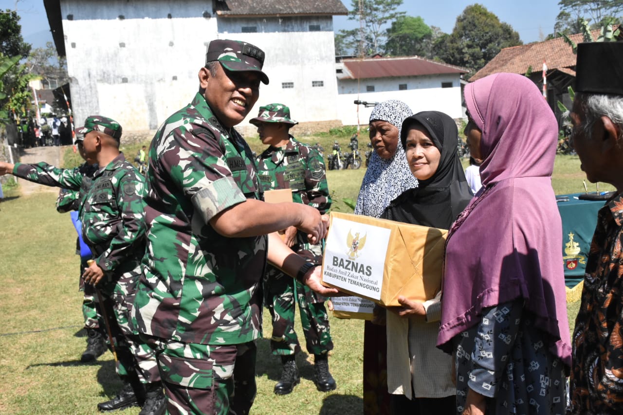 HUMANIS: Pangdam IV/Diponegoro Mayjen TNI Widi Prasetijono saat kunjungan kerja di Jogjakarta Kamis (10/8). (Penrem 072/PMK)