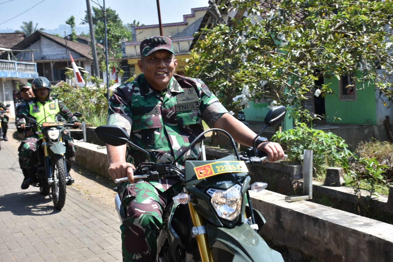 MANFAAT: Kepala Staf Korem 072/Pamungkas Kolonel Inf Hotlan Maratua Gurning saat penutupan TMMD Sengkuyung Tahap II 2023 di Lapangan Desa Pateken, Wonoboyo, Temanggung, Kamis (10/8). (Penrem 072/PMK)