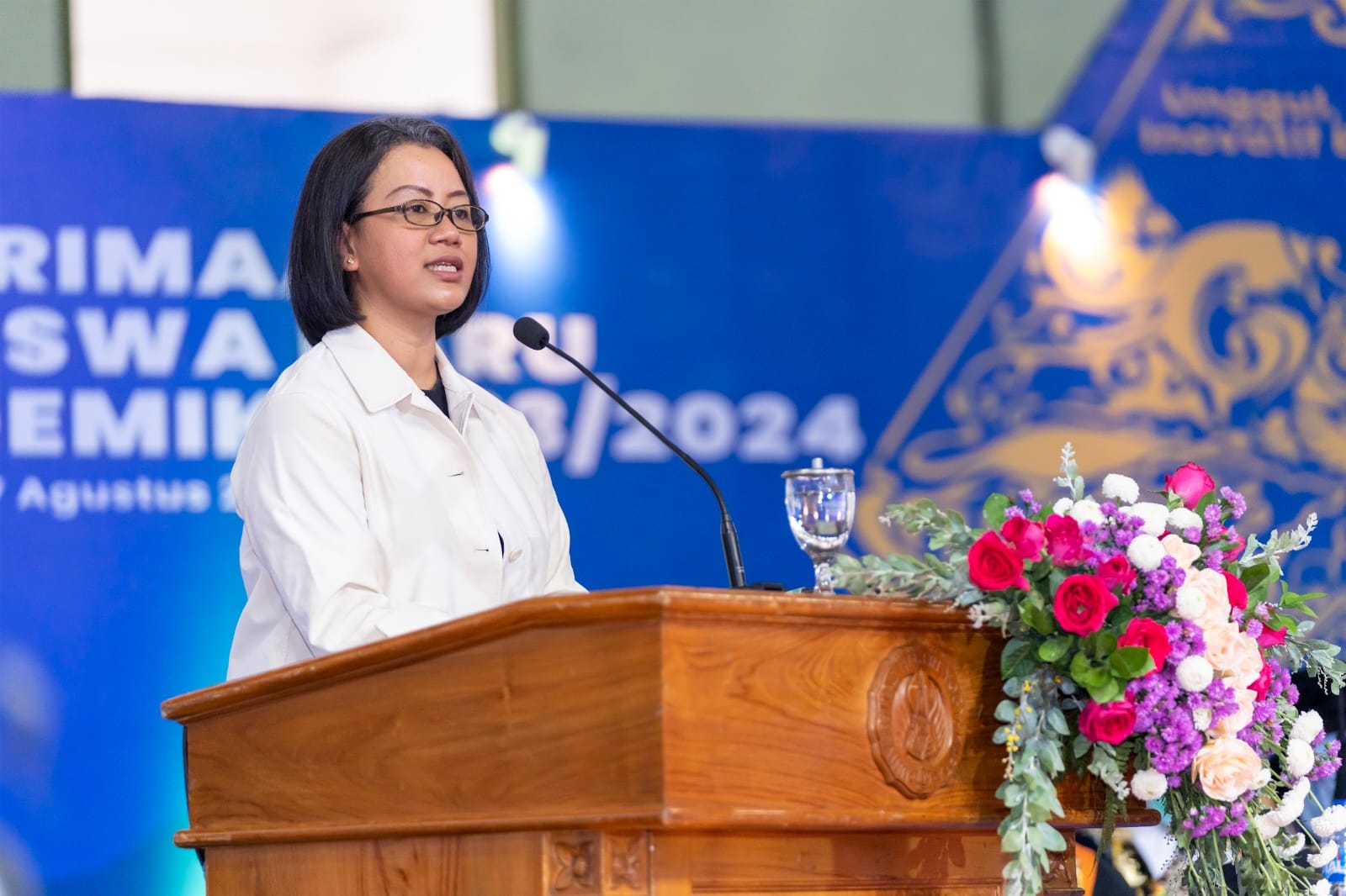 HORMAT: Gusti Ratu Ratu Mangkubumi saat kuliah umum di depan puluhan ribu mahasiswa UNY Jogja, Senin (7/8/2023). (Dok UNY)