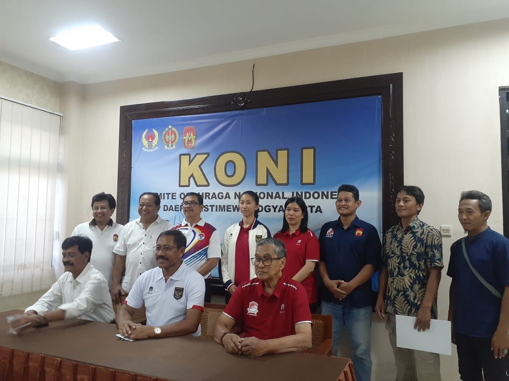 APRESIASI: Ketua Umum KONI DIY Prof Djoko Pekik Irianto saat memberikan apresiasi kepada atlet, pembinan, dan orang tua atlet, di Kantor KONI DIY Jumat (11/8). (RIZKY WAHYU/RADAR JOGJA)