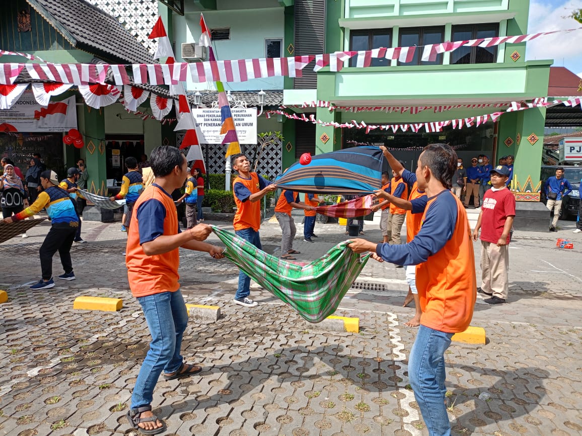 BOLA SARUNG: Kemeriahan ASN pada lomba HUT Ke-78 RI di Kompleks Balai Kota Jogja, Jumat (11/8). (Alfi Annissa Karin/Radar Jogja)