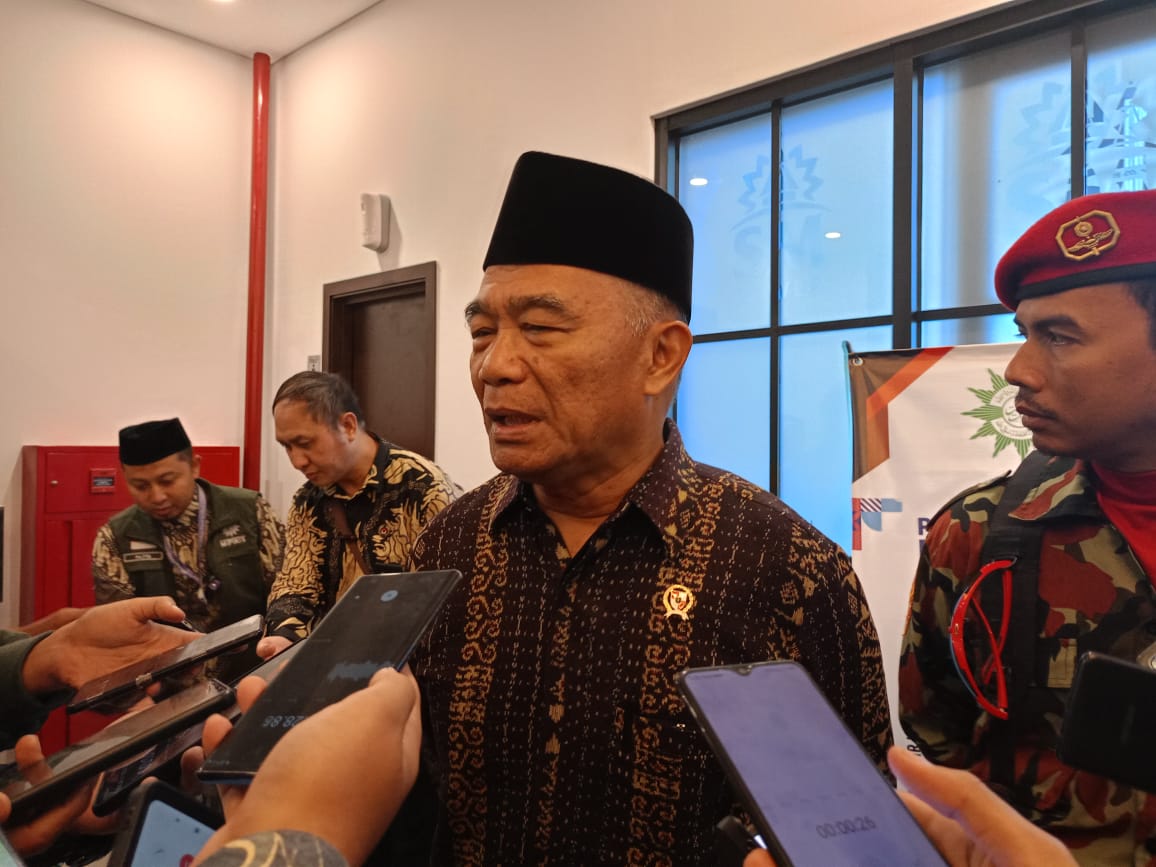 CEPAT: Menko PMK Muhadjir Effendy saat ditemui di SM Tower and Convention, Ngampilan, Kota Jogja, Jumat (11/8). (Alfi Annissa Karin/ Radar Jogja)