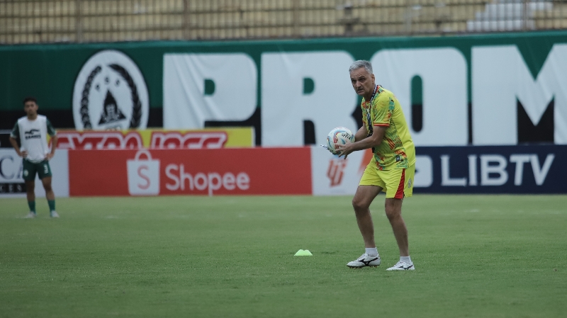 YAKIN: Pelatih PSS Sleman Marian Mihail. (Dok PSS)