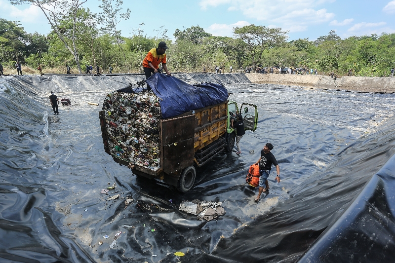 BARU: Truk sampah di TPSS Prambanan Sleman. (ELANG KHARISMA DEWANGGA/RADAR JOGJA)