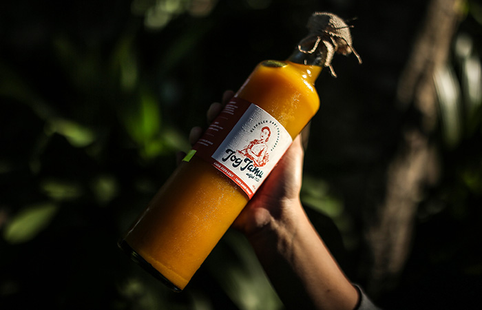 DAYA TARIK: Jika dulu orang biasa minum jamu dari para penjual jamu gendong, saat ini telah banyak produsen jamu yang memasarkan produknya melalui daring dan mengemasnya lebih menarik.