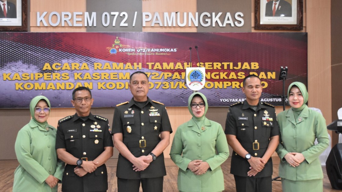 AMANAH: Danrem 072/Pamungkas Brigjen TNI Joko Purnomo bersama Kolonel Inf Wawan Indaryanto Kolonel Inf Budi Handoko usai sertijab di Serambi Moh. Hatta Makorem 072/Pamungkas. (Penrem 072/PMK)