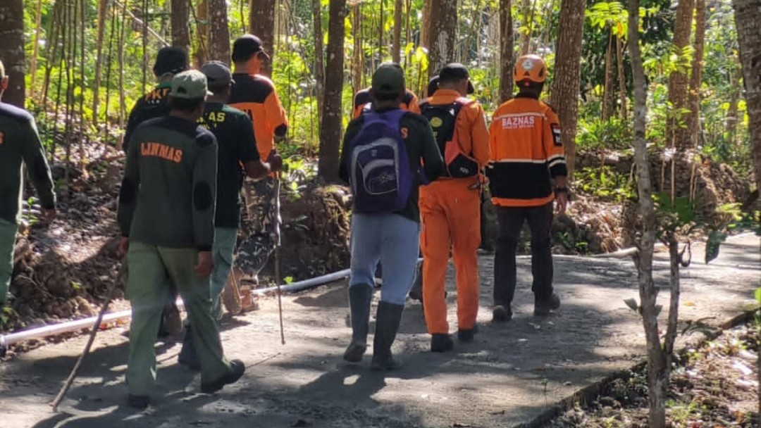 EVAKUASI: Anggota Tim SAR dan SRU saat mengevakuasi remaja yang hilang di Hutan Dlingo Bantul. (Dok Basarnas Jogjakarta)