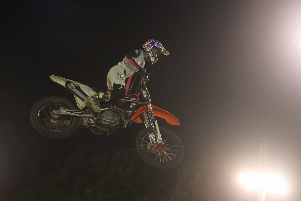 TERBANG: Aksi salah seorang crosser saat tampil pada ajang balap Trial Game Dirt 2023 di Lapangan Sedan, Bagongan, Magelang, Jumat (11/8). (Guntur Aga Tirtana/Radar Jogja)