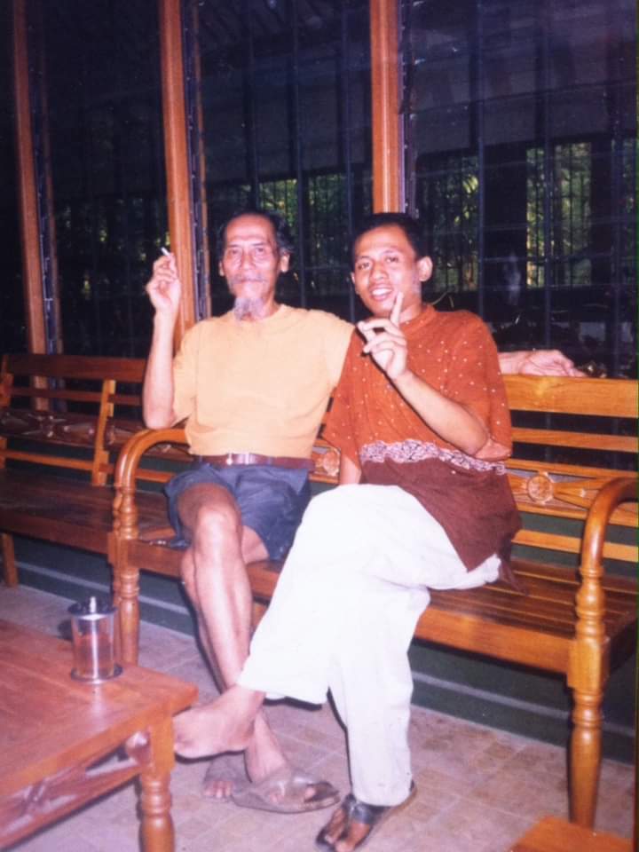 FOTO KENANGAN: Seniman Yaksa Agus muda bersama Maestro Lukis Djoko Pekik duduk bersama di serambi Rumah Djoko Pekik, Plataran, Sembugan, Bangunjiwo, Kasihan Bantul, diambil tahun 1998.  (Yaksa Agus)