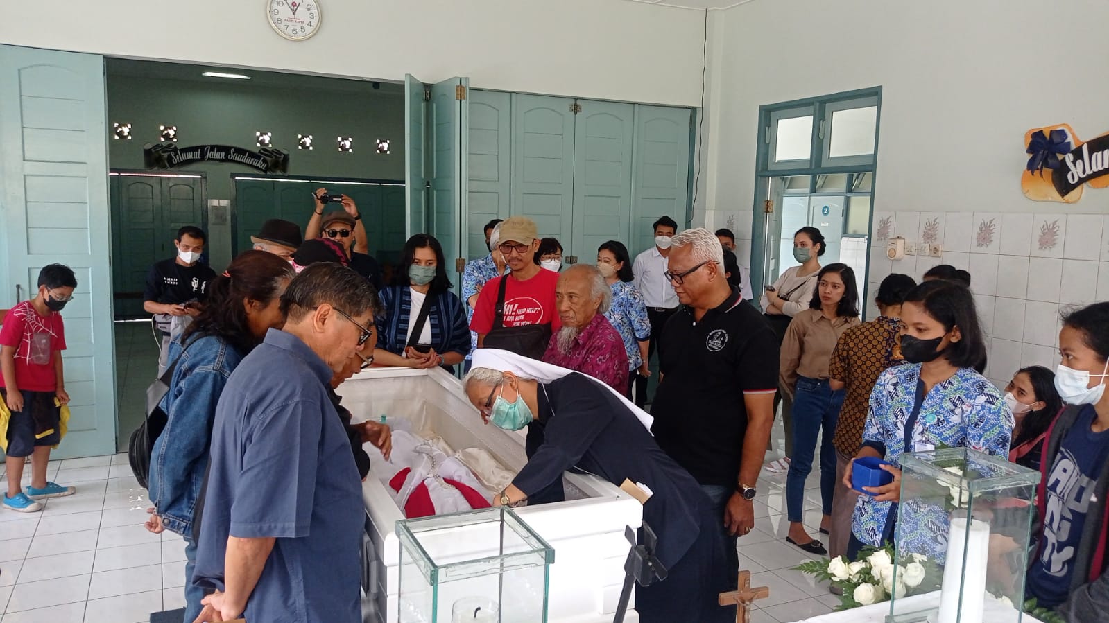 KEHILANGAN: Suasana suka di sekitar jenazah Djoko Pekik di RS Panti Rapih Jogja. (Dwi Agus/Radar Jogja)