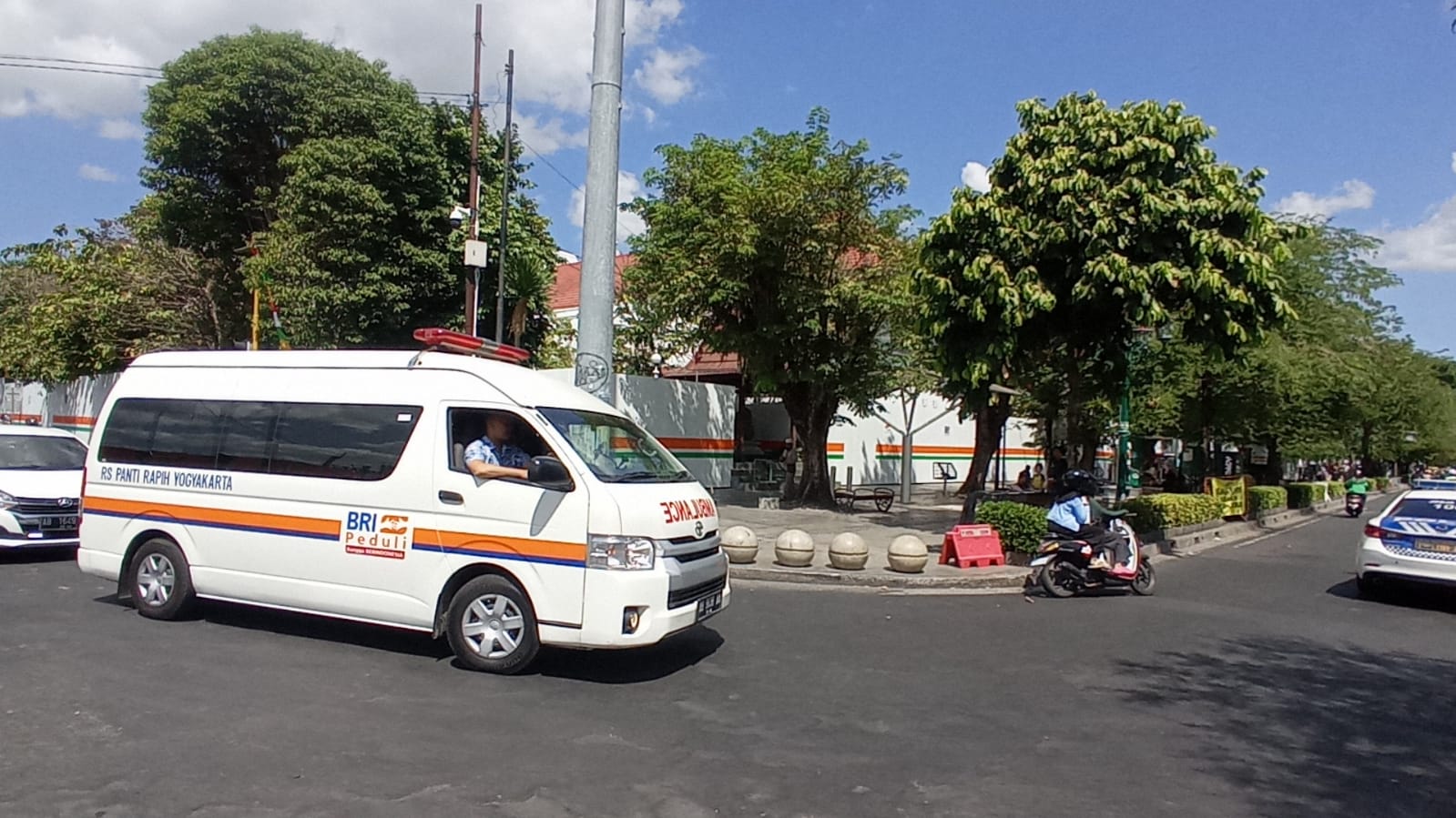 PULANG: Mobil yang membawa jenazah Djoko Pekik memasuki ruas Jl Malioboro Jogja. (Dwi Agus/Radar Jogja)