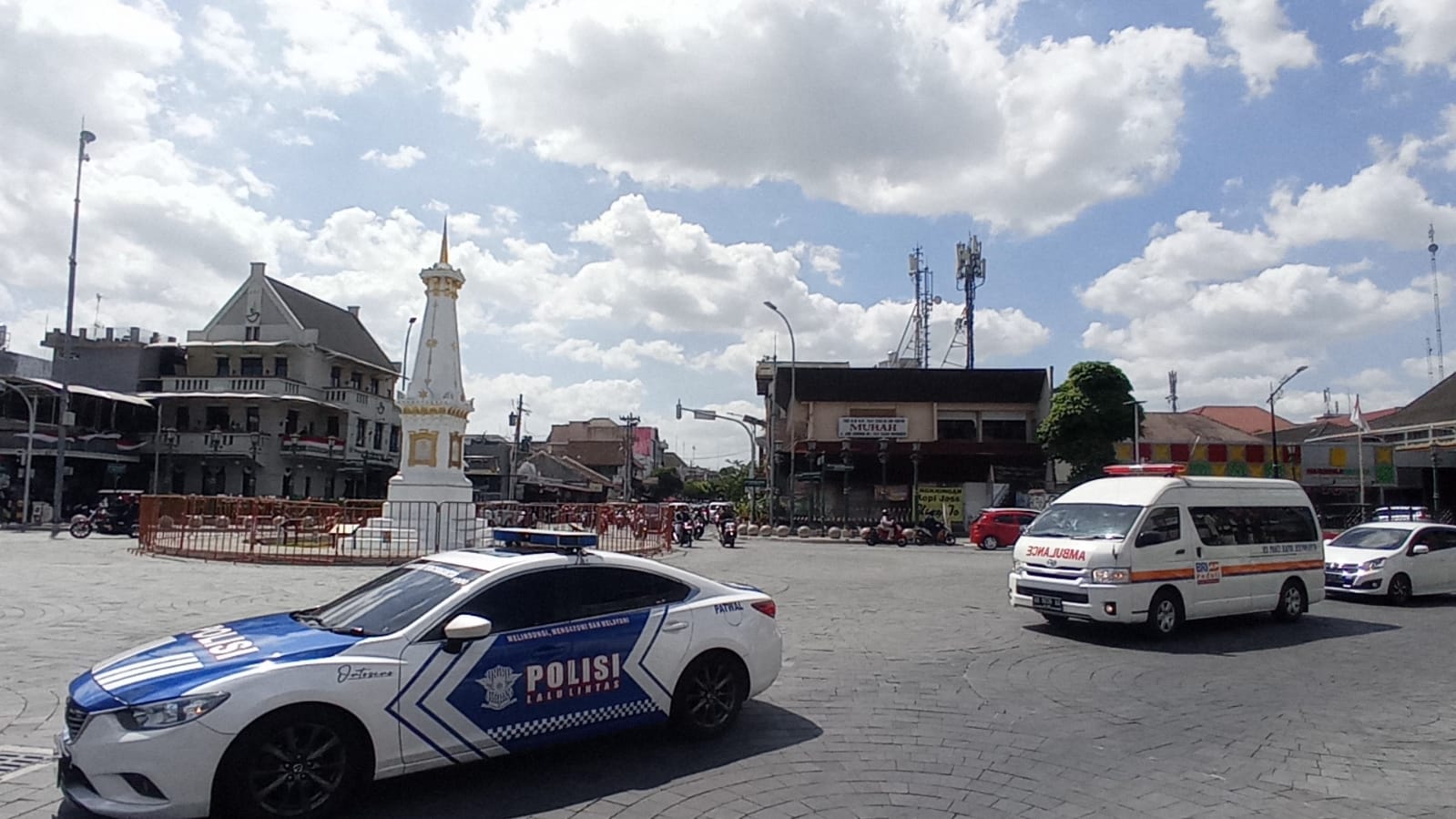 SENANG: Mobil yang membawa jenazah Djoko Pekik melintas di Tugu Jogja untuk menuju Jl Malioboro Sabtu (12/8). (Dwi Agus/Radar Jogja)