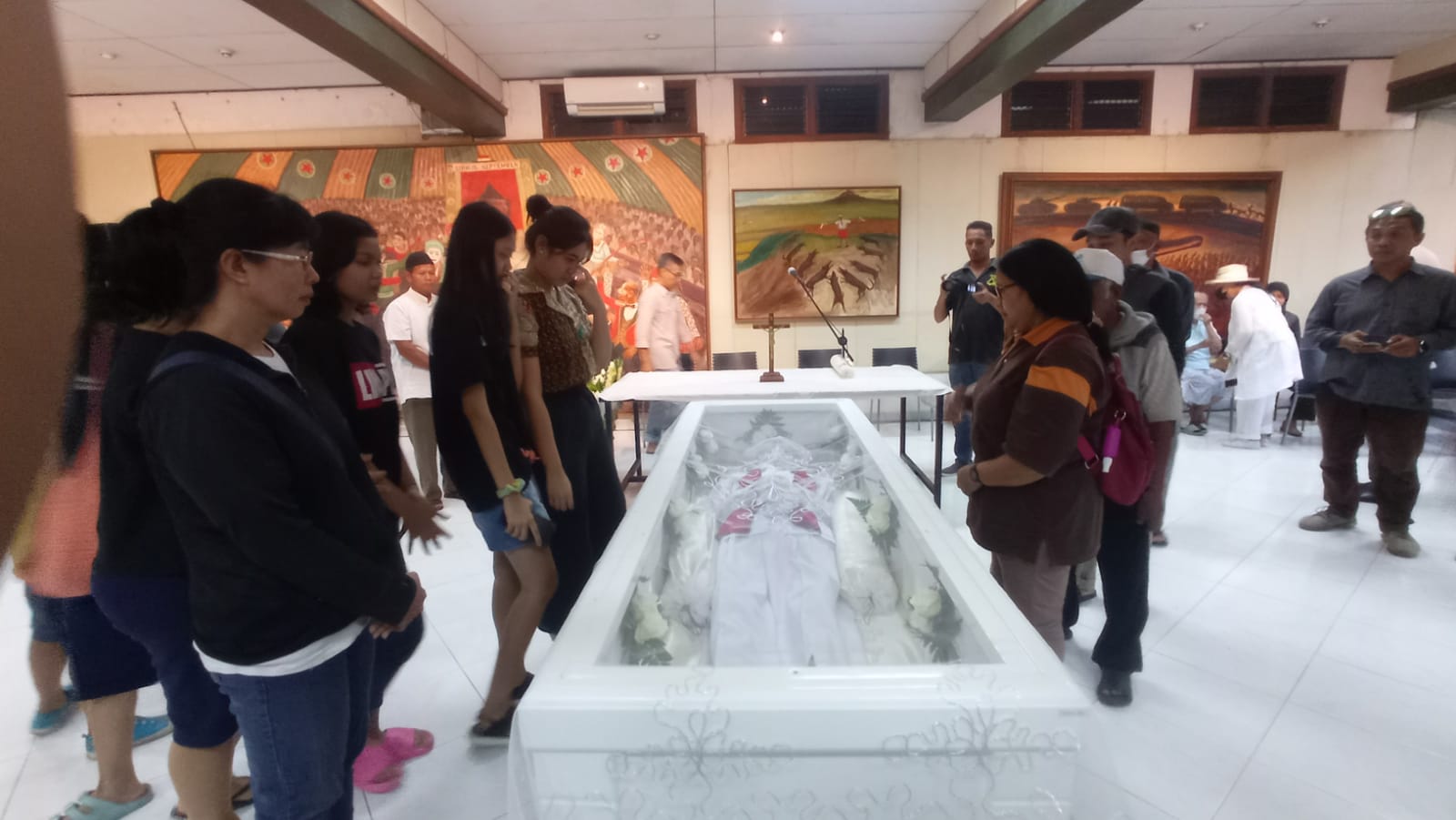 PELATARAN: Jenazah Djoko Pekik tiba di persemayaman kediamannya di Pelataran Djoko Pekik di Dusun Sembungan, Kasihan, Bantul, Sabtu siang (13/8). (Dwi Agus/Radar Jogja)