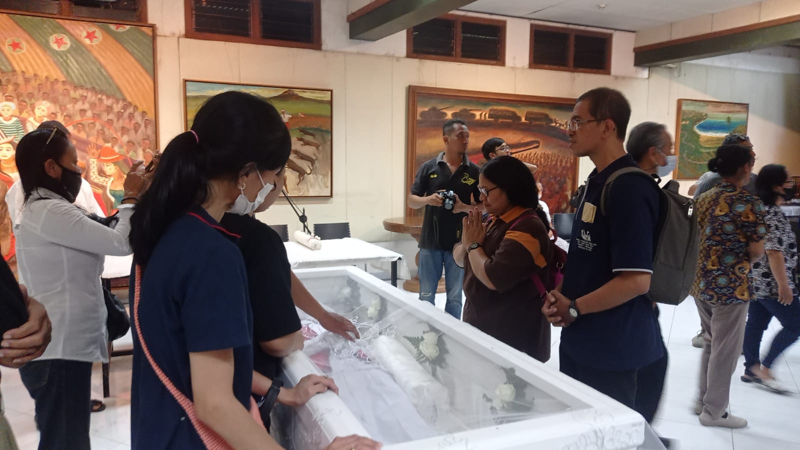 TERAKHIR: Jenazah Djoko Pekik di kediaman Bangunjiwo, Kasihan, Bantul, Sabtu (12/8). (Dwi Agus/Radar Jogja)