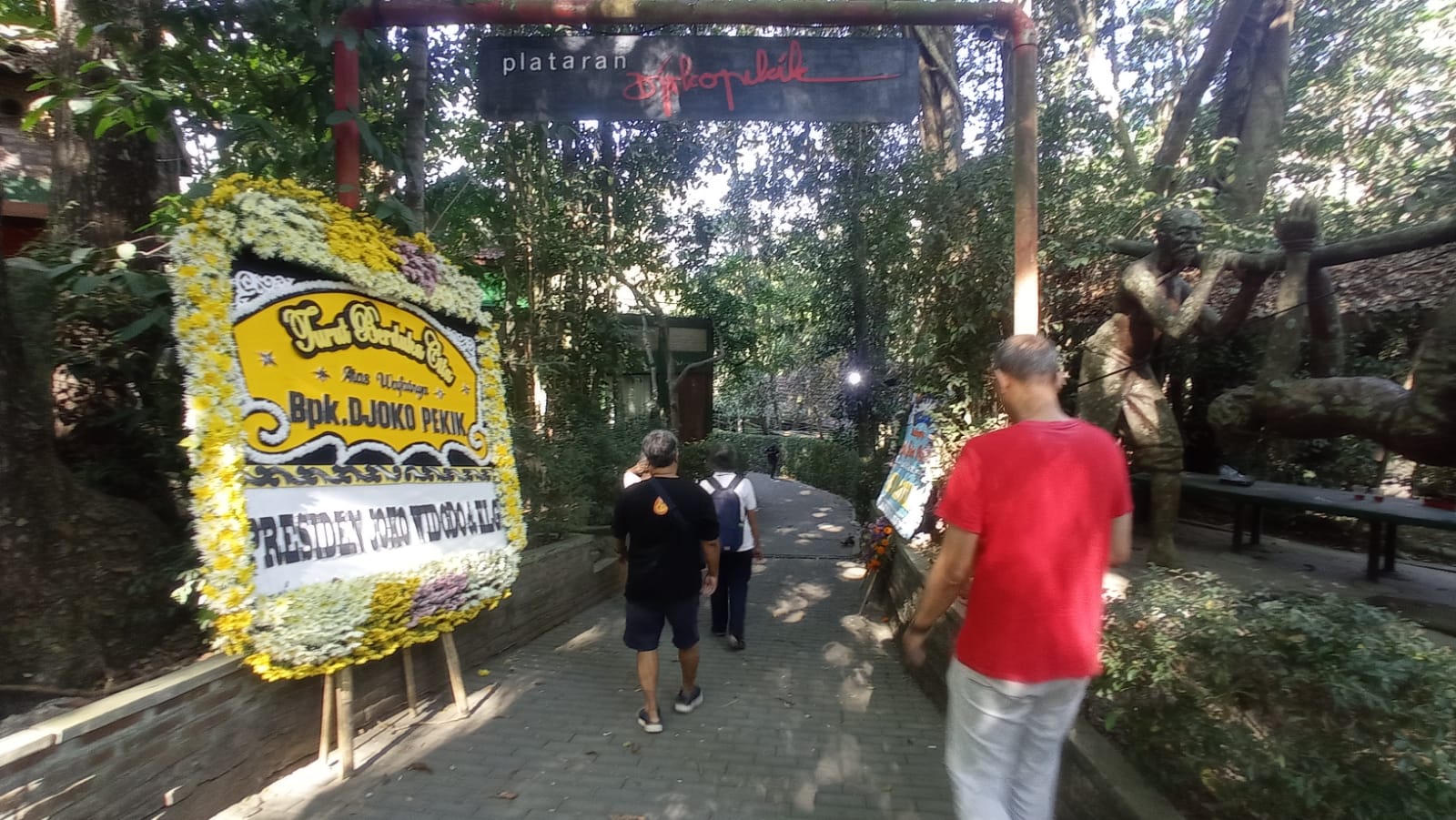 TURUT BERDUKA: Karangan bunga meninggalnya Djoko Pekik dari Presiden Joko Widodo. (Dwi Agus/Radar Jogja)