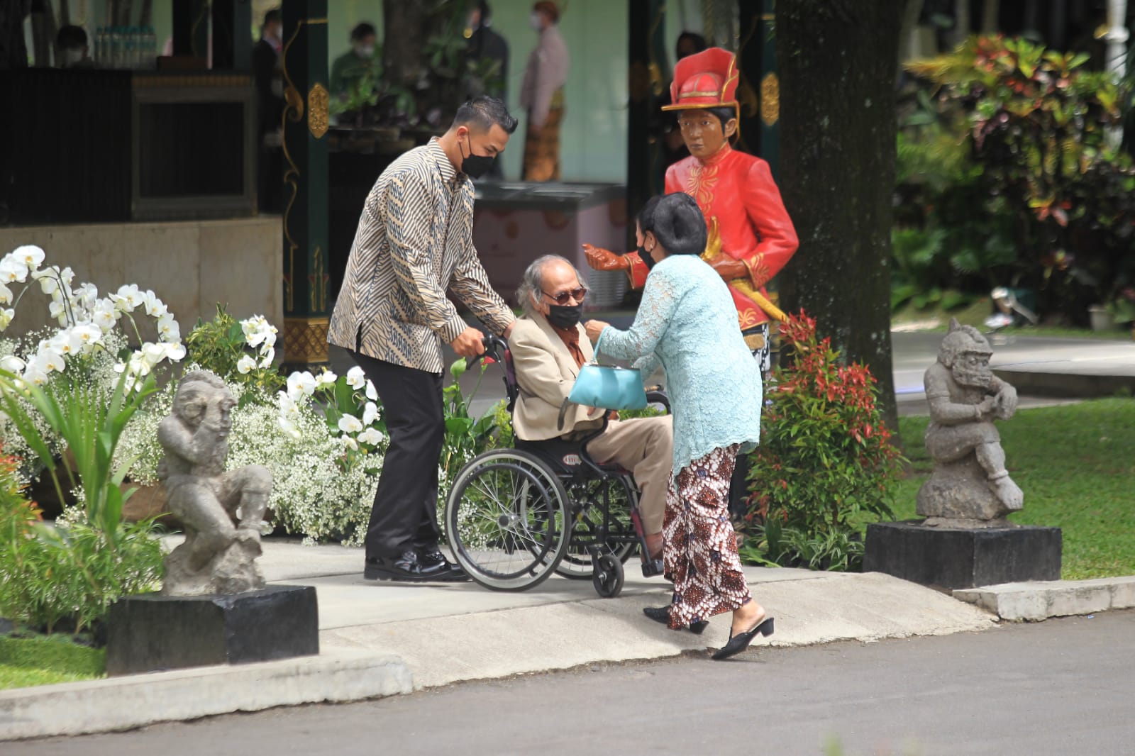 BAHAGIA: Djoko Pekik menghadiri ijab kabul Kaesang Pangarep dengan Erina Gudono di Pendopo Agung Royal Ambarrukmo Sleman, Yogyakarta, Sabtu (10/12/2022). (GUNTUR AGA TIRTANA/RADAR JOGJA)