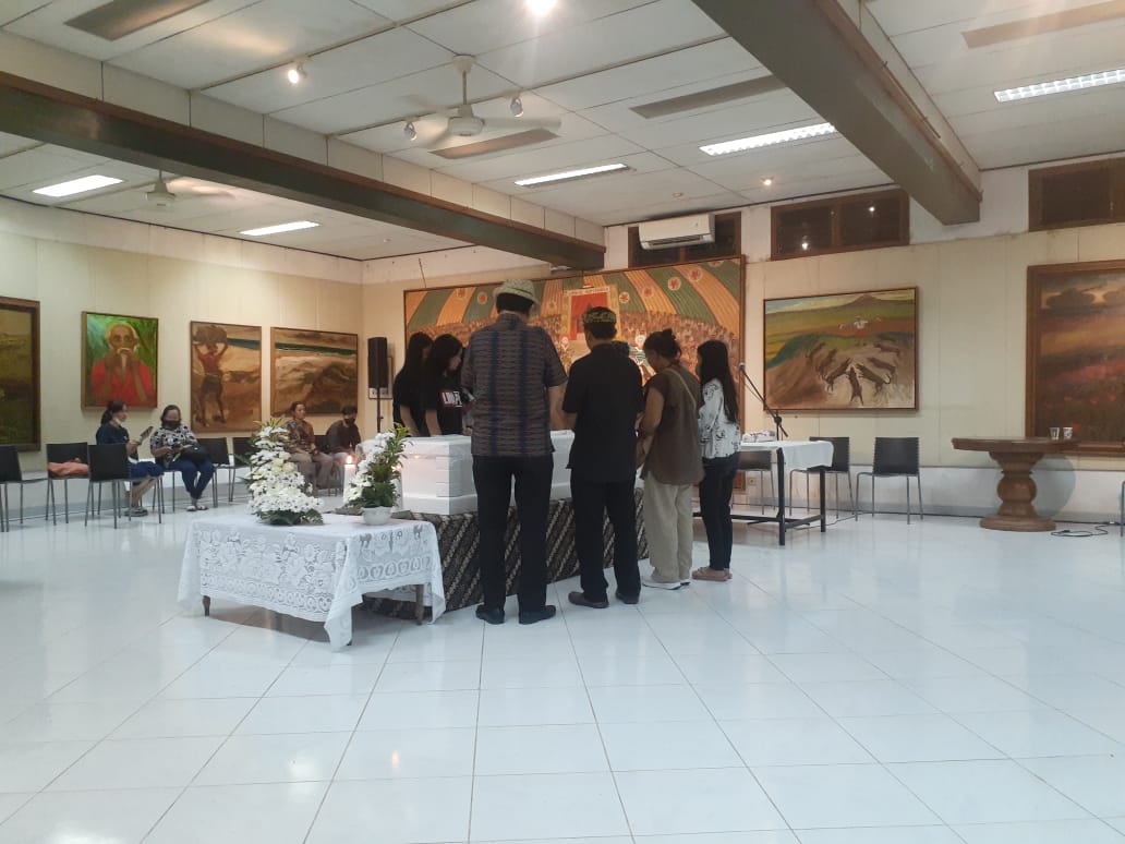DOA: Jenazah Djoko Pekik dalam peti yang sedang didoakan para pelayat di Rumah Duka, Bantul, Sabtu (12/8). (Rizky Wahyu/Radar Jogja)