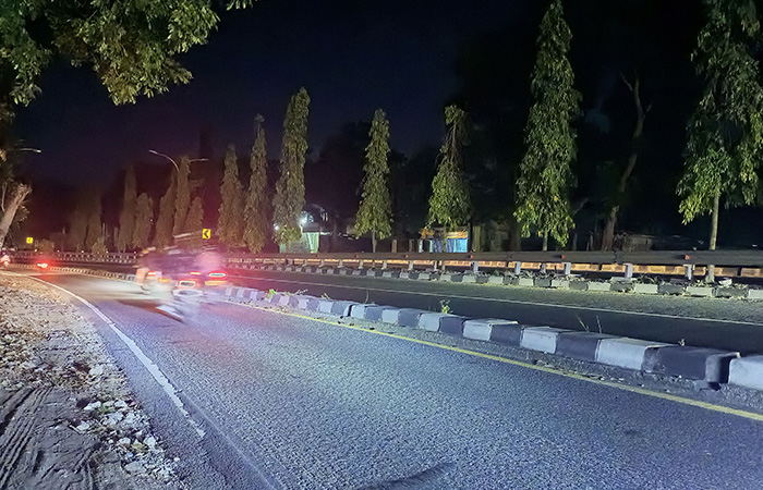 RAWAN KECELAKAAN: Suasana Ring Road Barat, Sleman, gelap akibat banyaknya lampu PJU yang tidak menyala, Kamis malam (10/8).