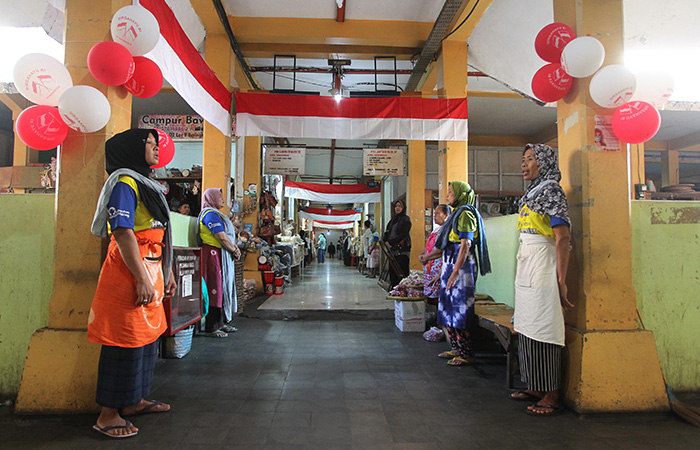 Buruh gendong dan pedagang menyanyikan lagu Indonesia Raya secara serentak pada pukul 10.00 di Pasar Beringharjo.