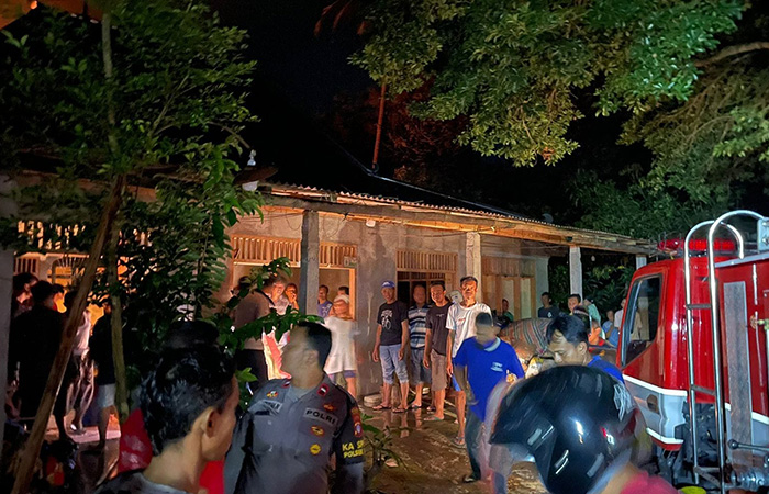 LUPA MATIKAN TUNGKU - Warga Padukuhan Pucung, Kalurahan Candirejo, Kapanewon Semin berjibaku memadamkan api di wilayahnya beberapa waktu lalu.&nbsp;