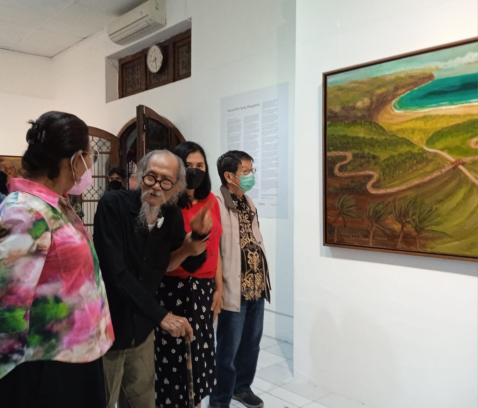 RAKYAT KECIL: Djoko Pekik saat menggelar pameran tunggal bertajuk Gelombang Masker di BBY, Sabtu (26/3/2022). )Wulan Yanuarwati/Radar Jogja)