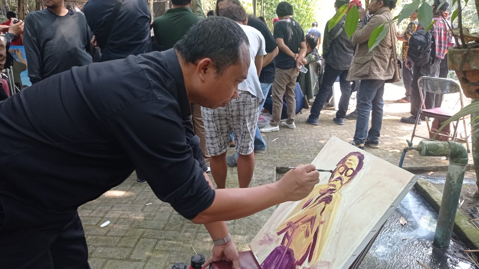 UNTUKMU: Pelukis melukis Djoko Pekik di Plataran Djoko Pekik di Dusun Sembungan, Bangunjiwo, Kasihan, Bantul, Minggu (13/8). (Dwi Agus/Radar Jogja)