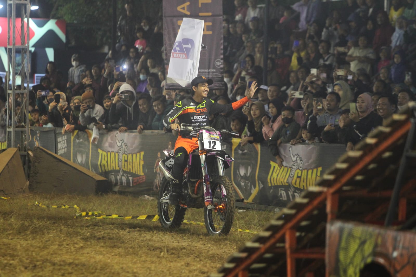 SELEBRASI: Lantian Juan keluar sebagai juara pada ajang Trial Game Dirt 2023 di Lapangan Sedan, Bagongan, Magelang, Sabtu (12/8). (Dok Penyelenggara Trial Game Dirt)